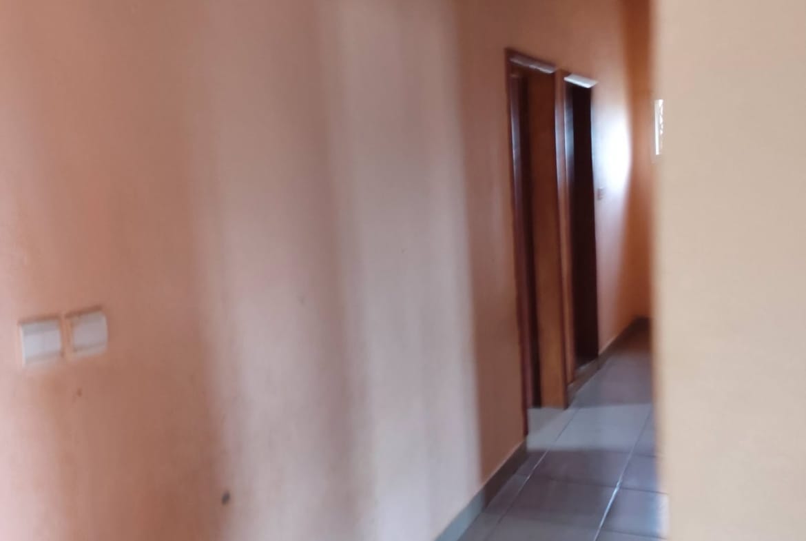 Appartement moderne de 2 chambres à louer à Ebolowa Si2 80000 FCFA