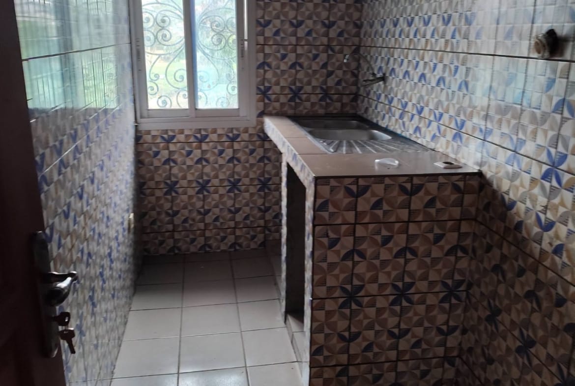 Appartement moderne de 2 chambres à louer à Ebolowa Si2 80000 FCFA