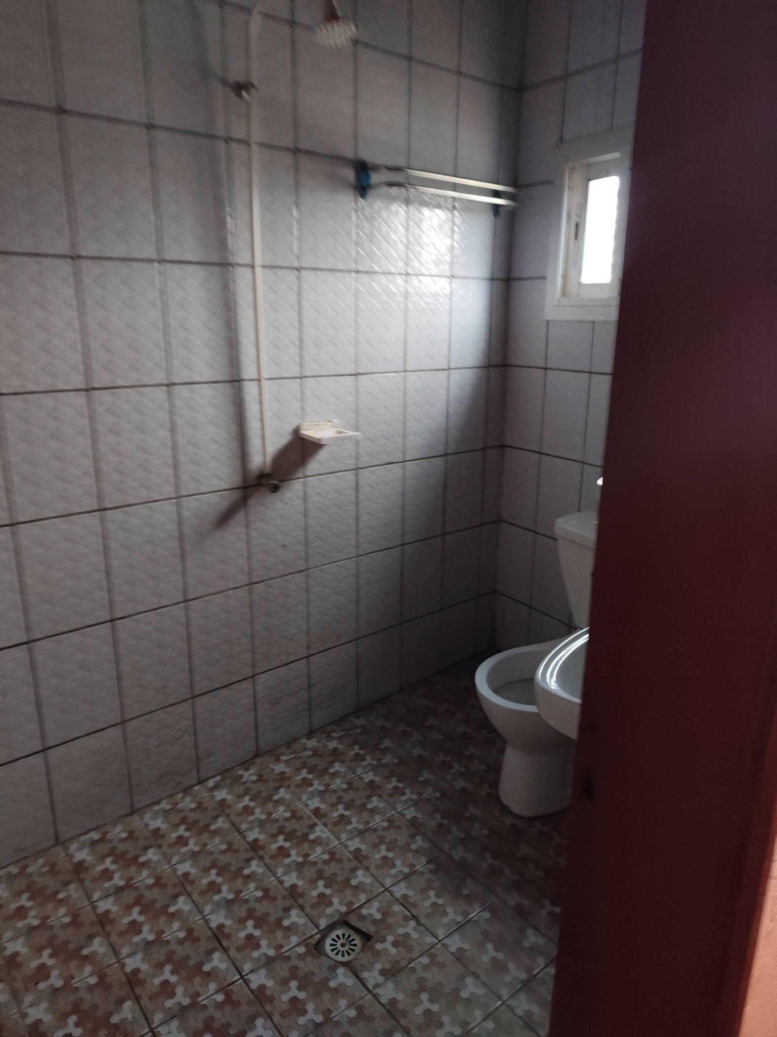 Appartement moderne de 2 chambres à louer à Ebolowa Si2 80000 FCFA