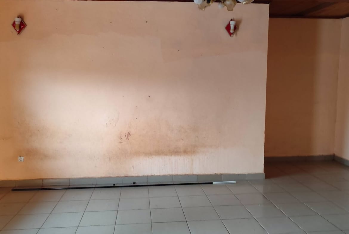 Appartement moderne de 2 chambres à louer à Ebolowa Si2 80000 FCFA