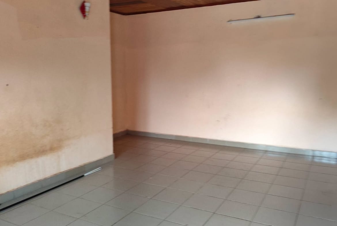 Appartement moderne de 2 chambres à louer à Ebolowa Si2 80000 FCFA