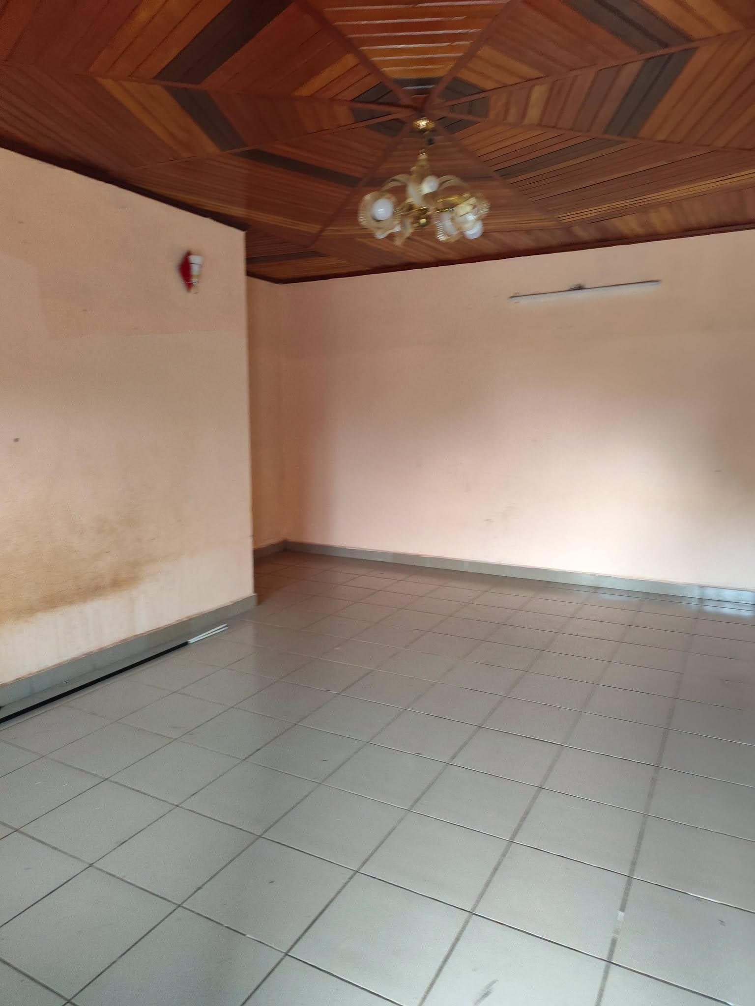 Appartement moderne de 2 chambres à louer à Ebolowa Si2 80000 FCFA
