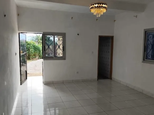 Studio moderne à louer à Ebolowa Essinguili 50000FCFA