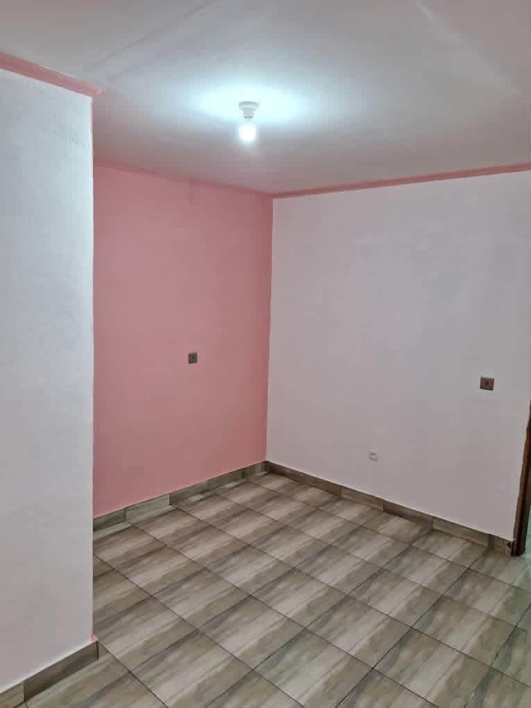 Studio moderne disponible à Logbaba au lieu dit 2 poteaux