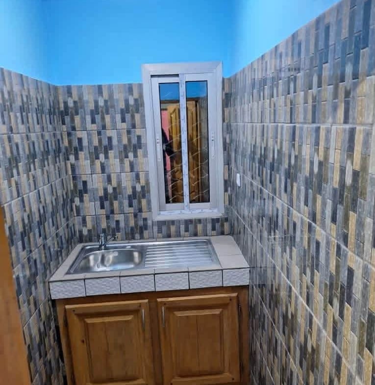 Studio moderne disponible à Logbaba au lieu dit 2 poteaux