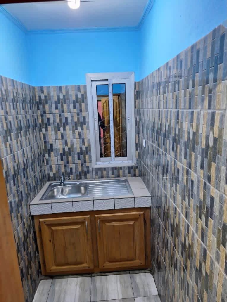 Studio moderne disponible à Logbaba au lieu dit 2 poteaux