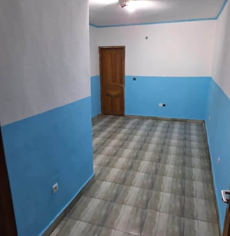 Studio moderne disponible à Logbaba au lieu dit 2 poteaux