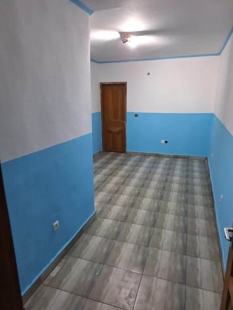 Studio moderne disponible à Logbaba au lieu dit 2 poteaux