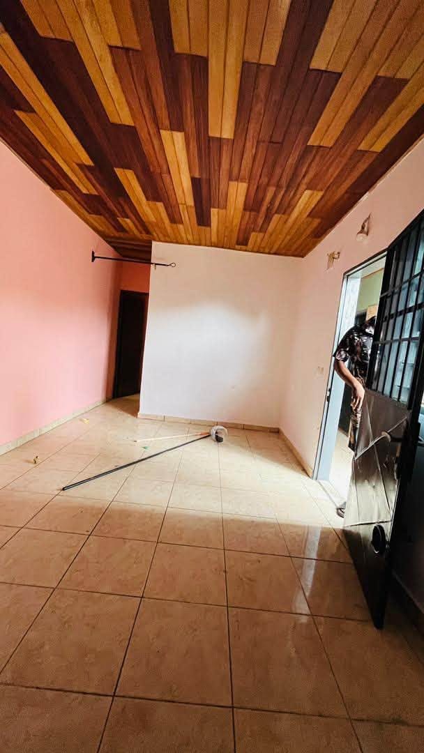45102- Studio moderne Logbaba Total 60000Fcfa