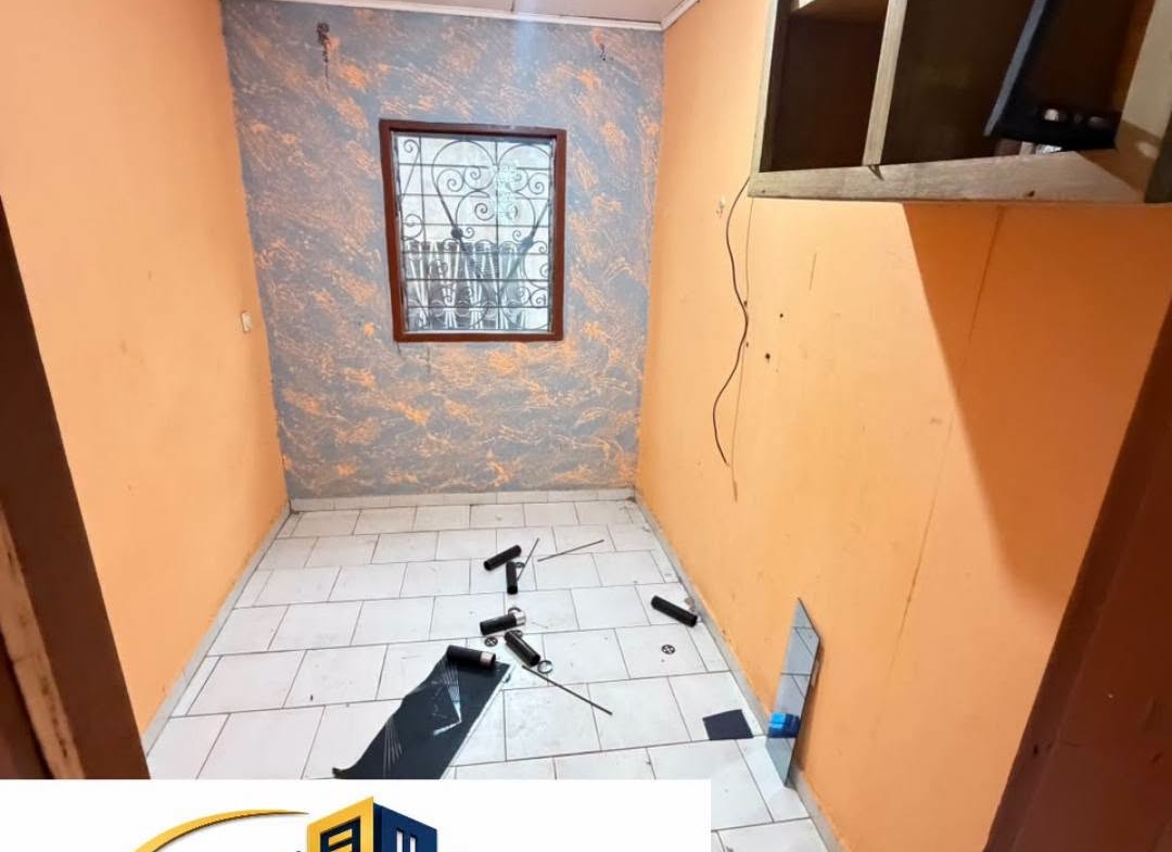 Appartement moderne à Bertoua avec eau et dans la barrière