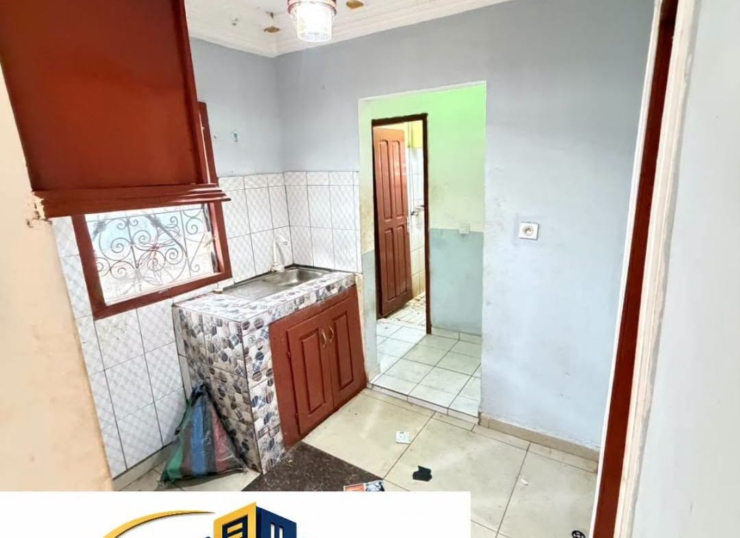 Appartement moderne à Bertoua avec eau et dans la barrière