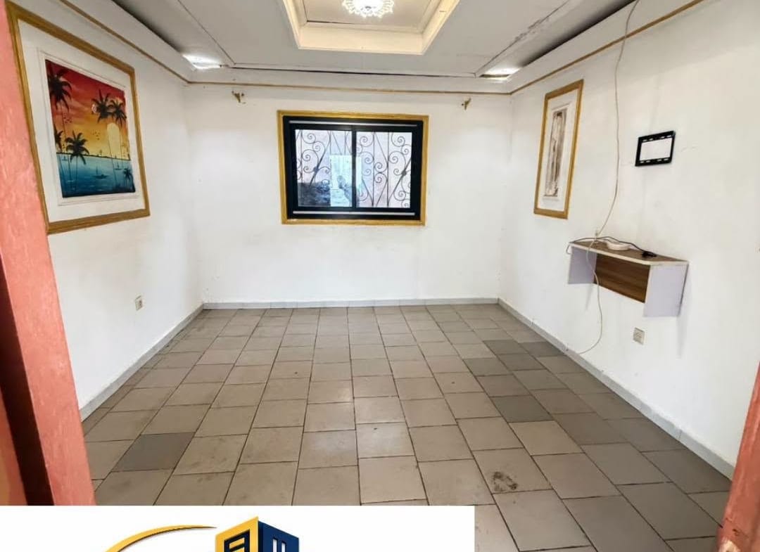 Appartement moderne à Bertoua avec eau et dans la barrière