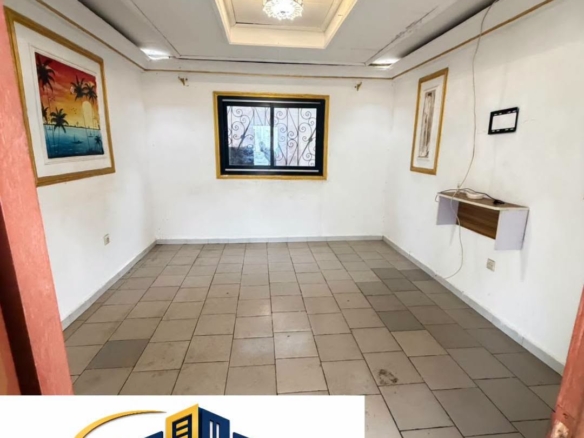 Appartement moderne à Bertoua avec eau et dans la barrière