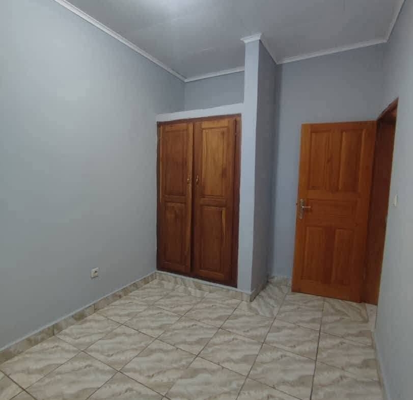 Appartement 2 chambres avec placards situé à Efoulan 120000 fcfa