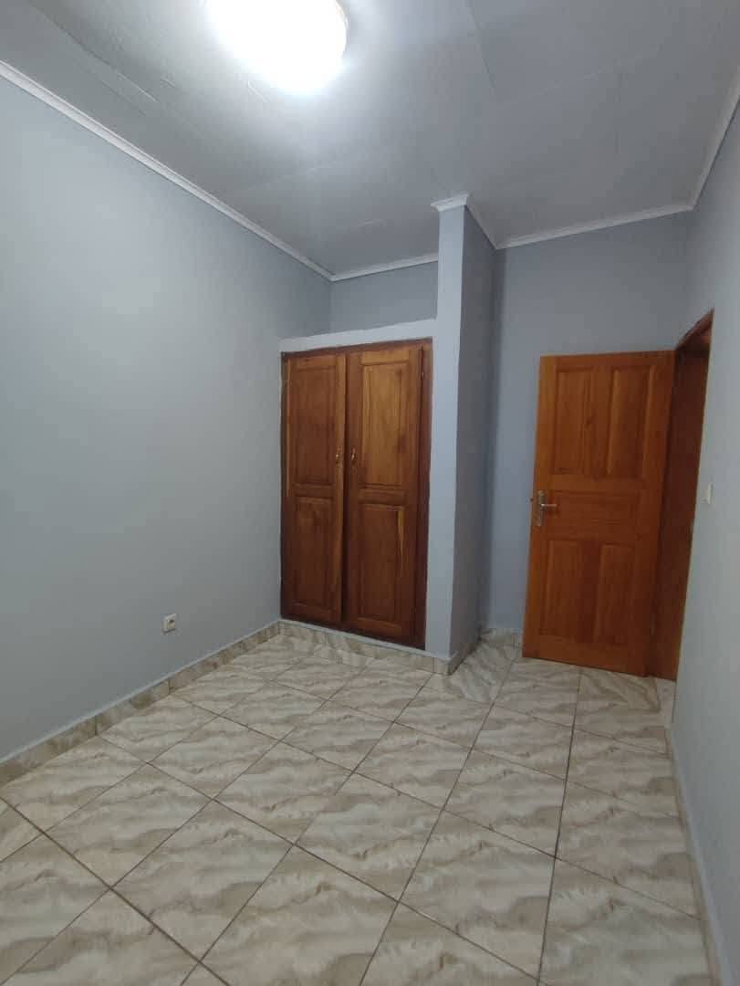 Appartement 2 chambres avec placards situé à Efoulan 120000 fcfa