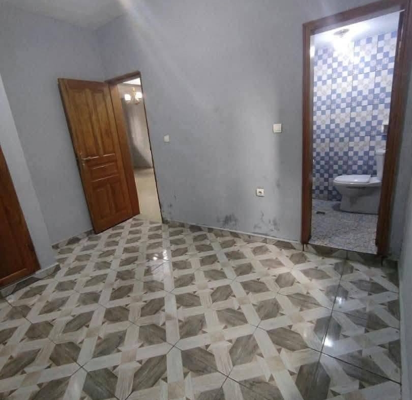 Appartement 2 chambres avec placards situé à Efoulan 120000 fcfa