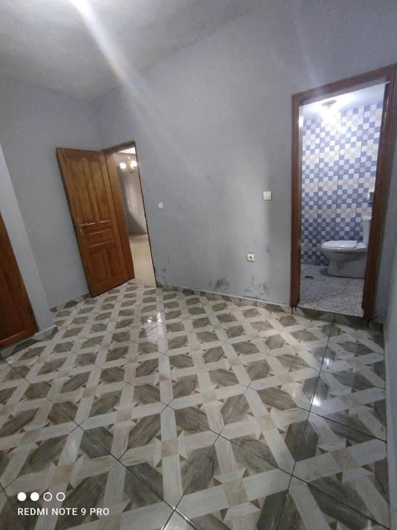 Appartement 2 chambres avec placards situé à Efoulan 120000 fcfa