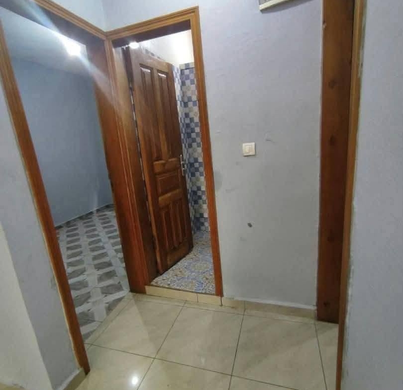 Appartement 2 chambres avec placards situé à Efoulan 120000 fcfa