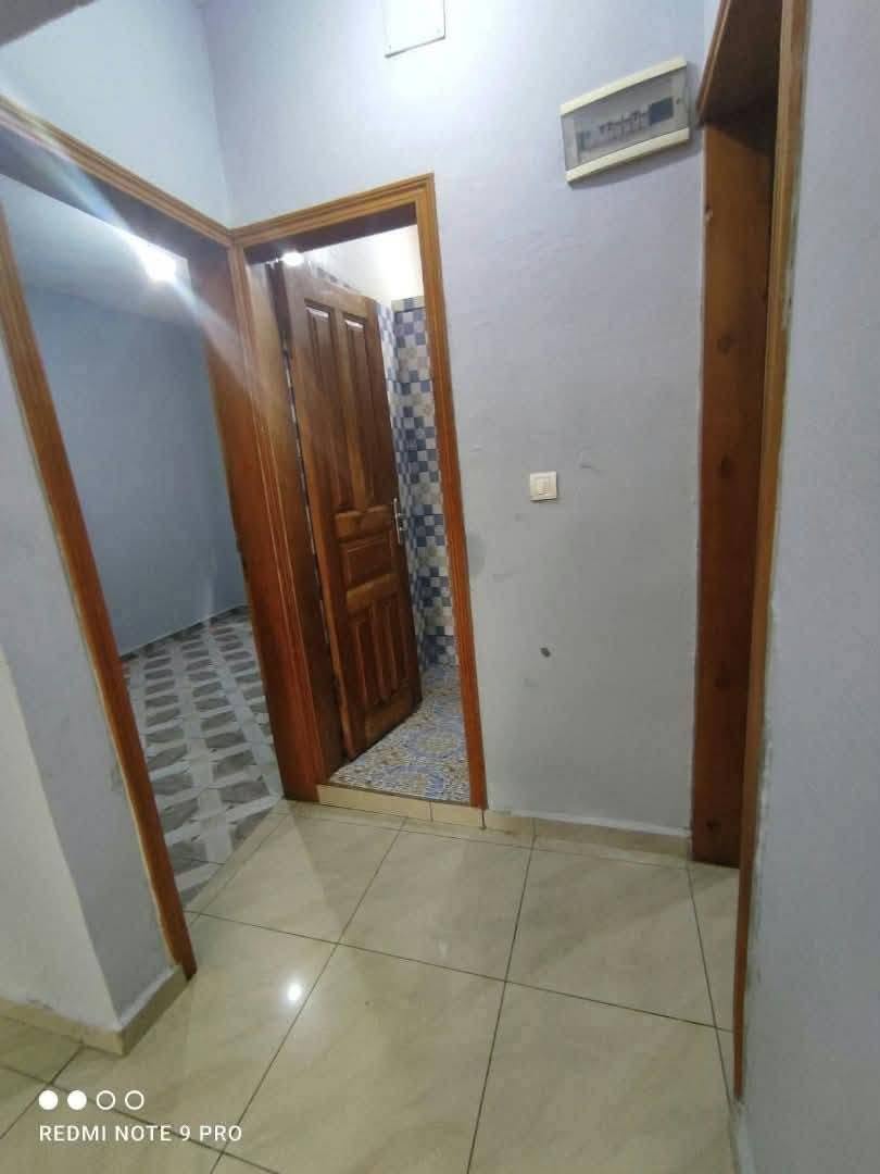 Appartement 2 chambres avec placards situé à Efoulan 120000 fcfa