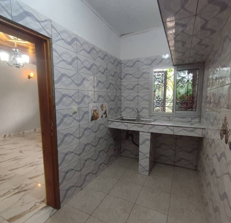 Appartement 2 chambres avec placards situé à Efoulan 120000 fcfa