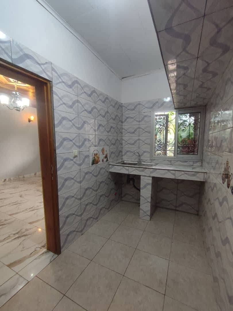 Appartement 2 chambres avec placards situé à Efoulan 120000 fcfa