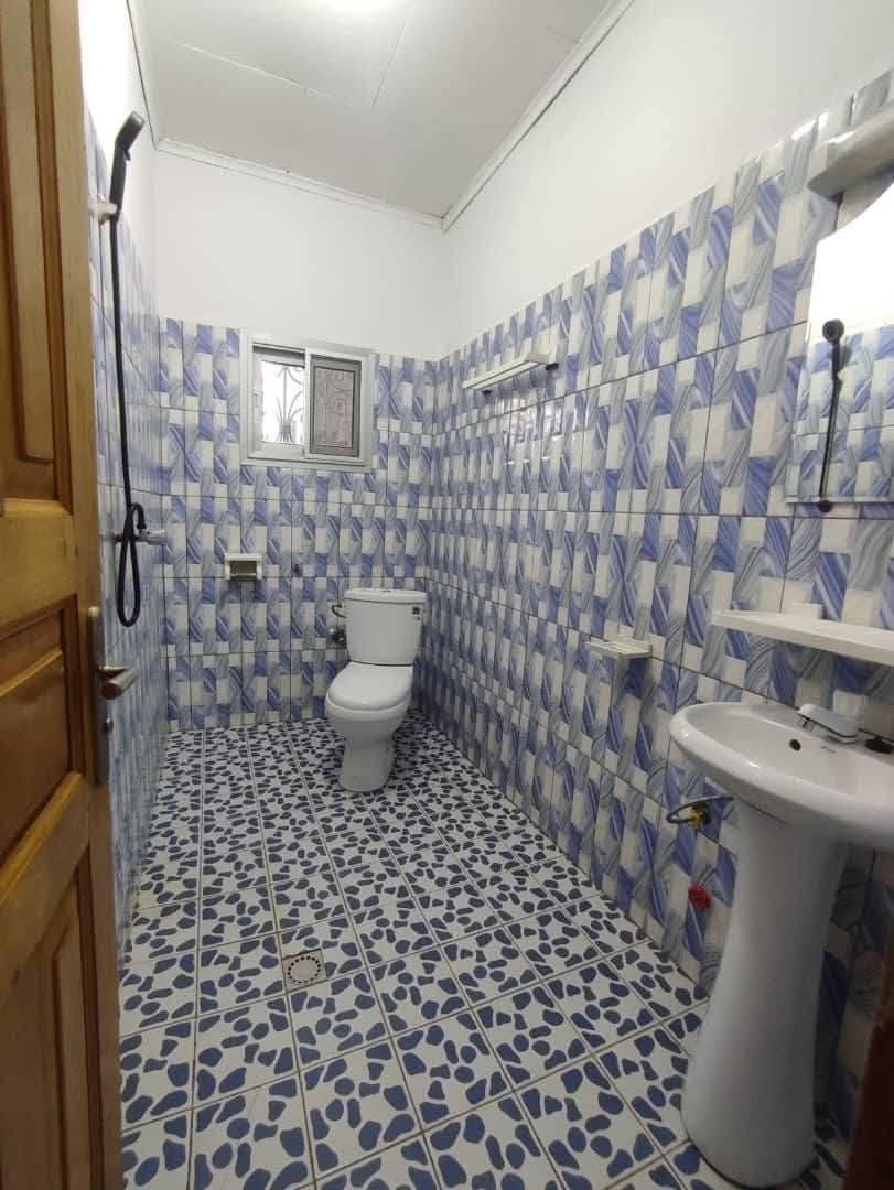 Appartement 2 chambres avec placards situé à Efoulan 120000 fcfa