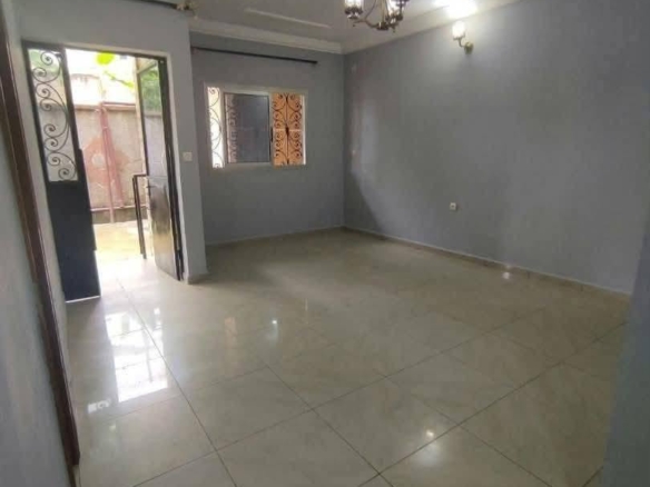 Appartement 2 chambres avec placards situé à Efoulan 120000 fcfa