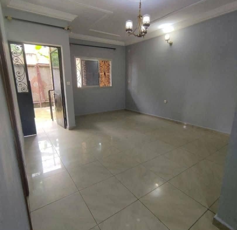 Appartement 2 chambres avec placards situé à Efoulan 120000 fcfa