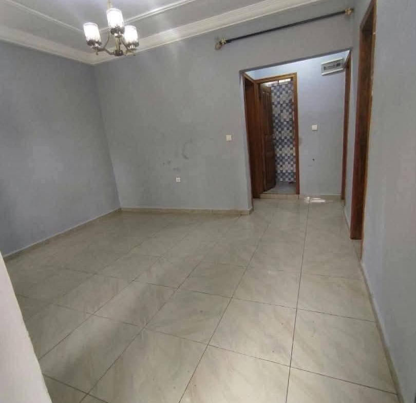 Appartement 2 chambres avec placards situé à Efoulan 120000 fcfa