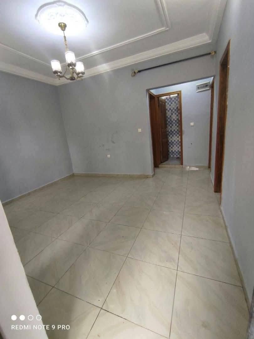 Appartement 2 chambres avec placards situé à Efoulan 120000 fcfa