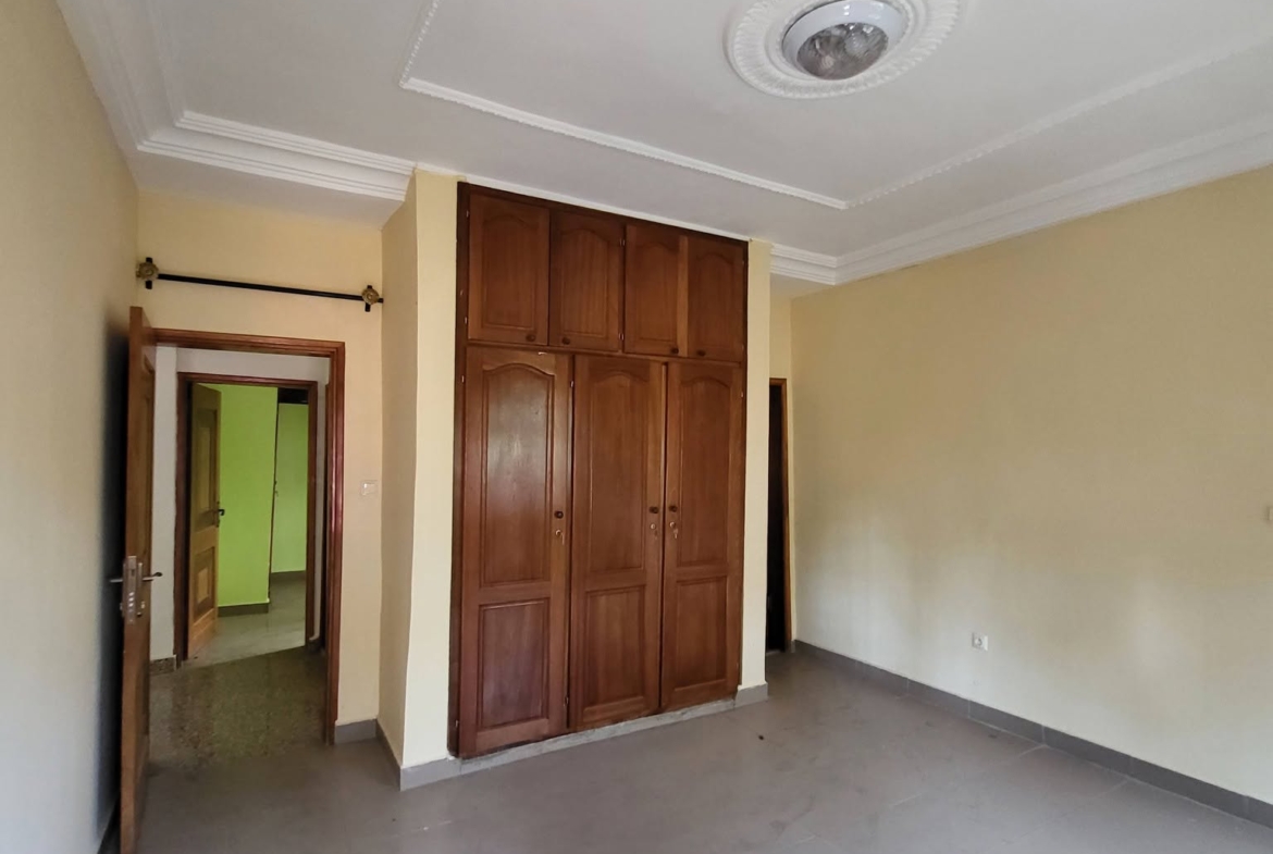 Appartement 2 chambres forage parking situé à Meyo Yaoundé