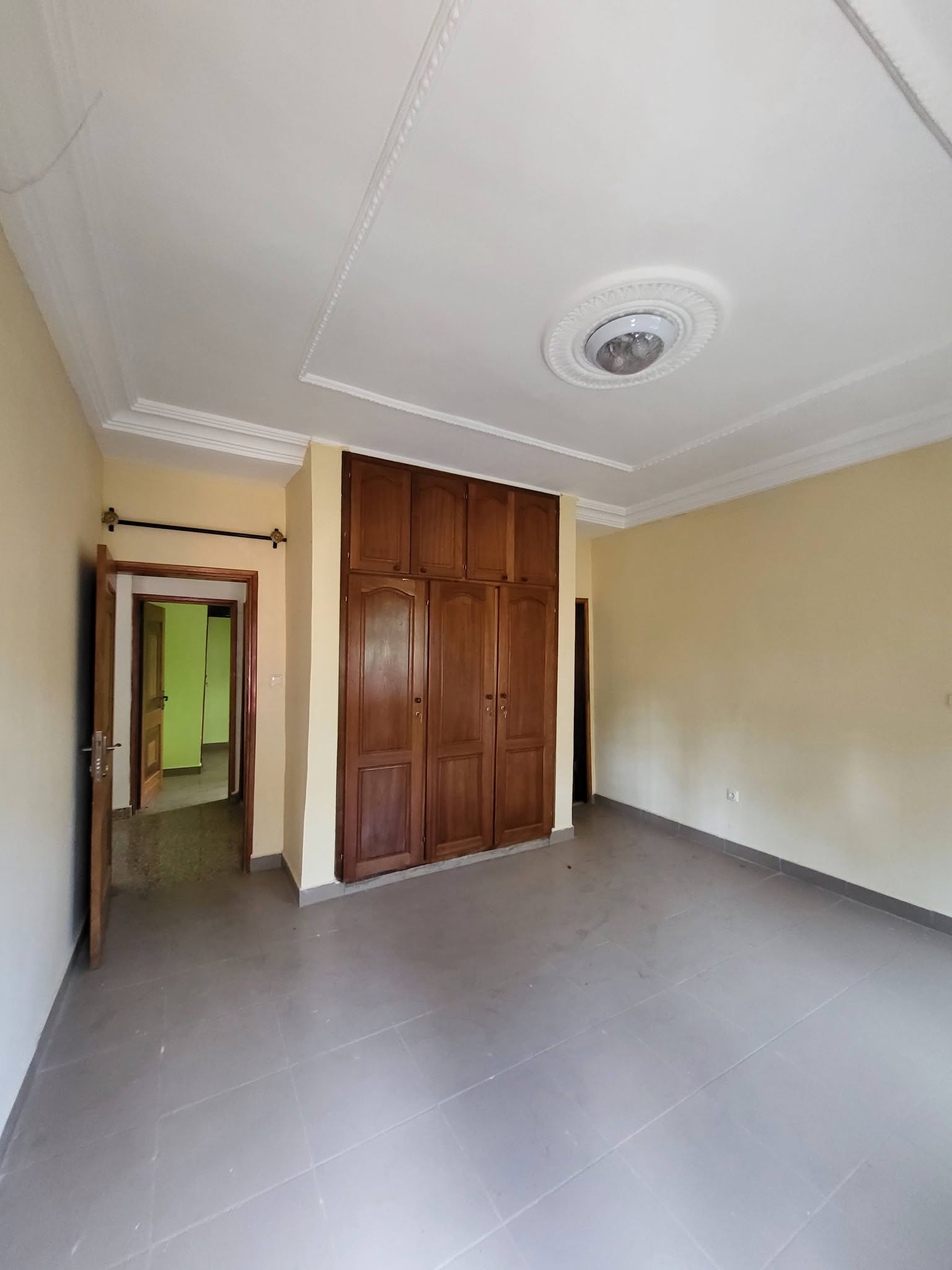 Appartement 2 chambres forage parking situé à Meyo Yaoundé
