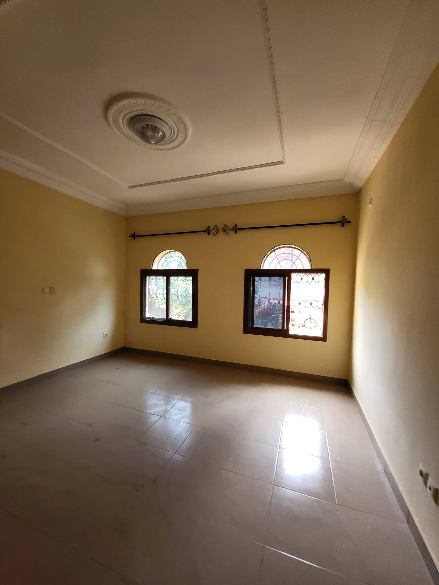 Appartement 2 chambres forage parking situé à Meyo Yaoundé