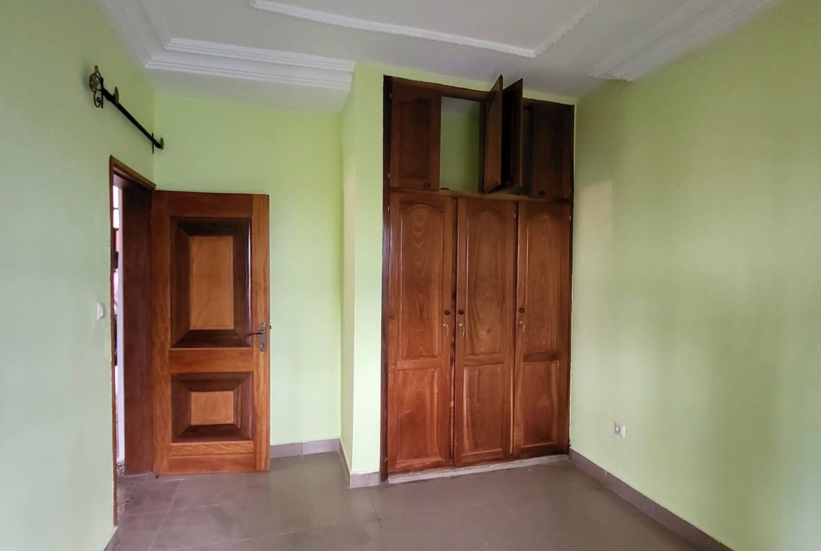 Appartement 2 chambres forage parking situé à Meyo Yaoundé