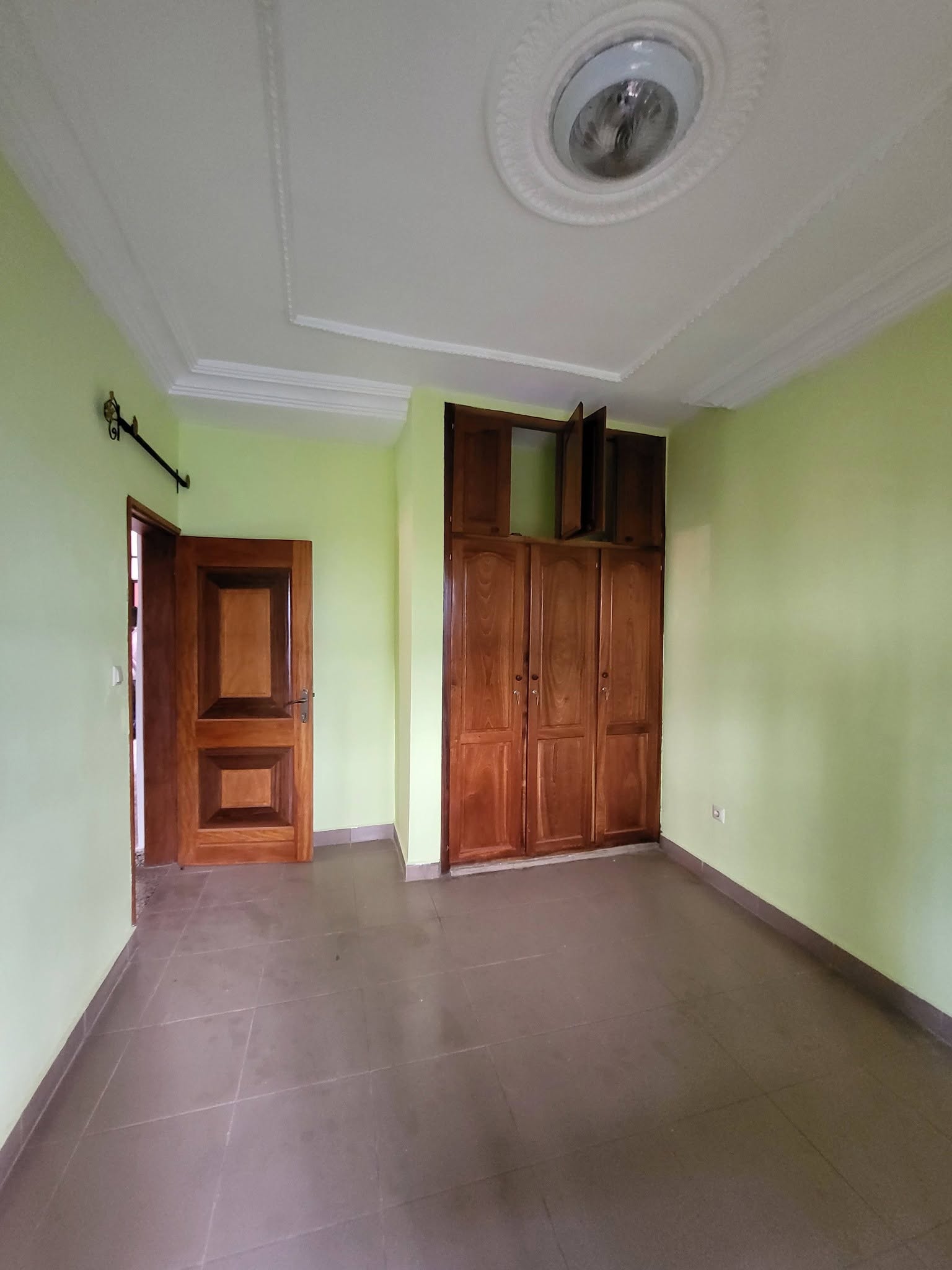 Appartement 2 chambres forage parking situé à Meyo Yaoundé