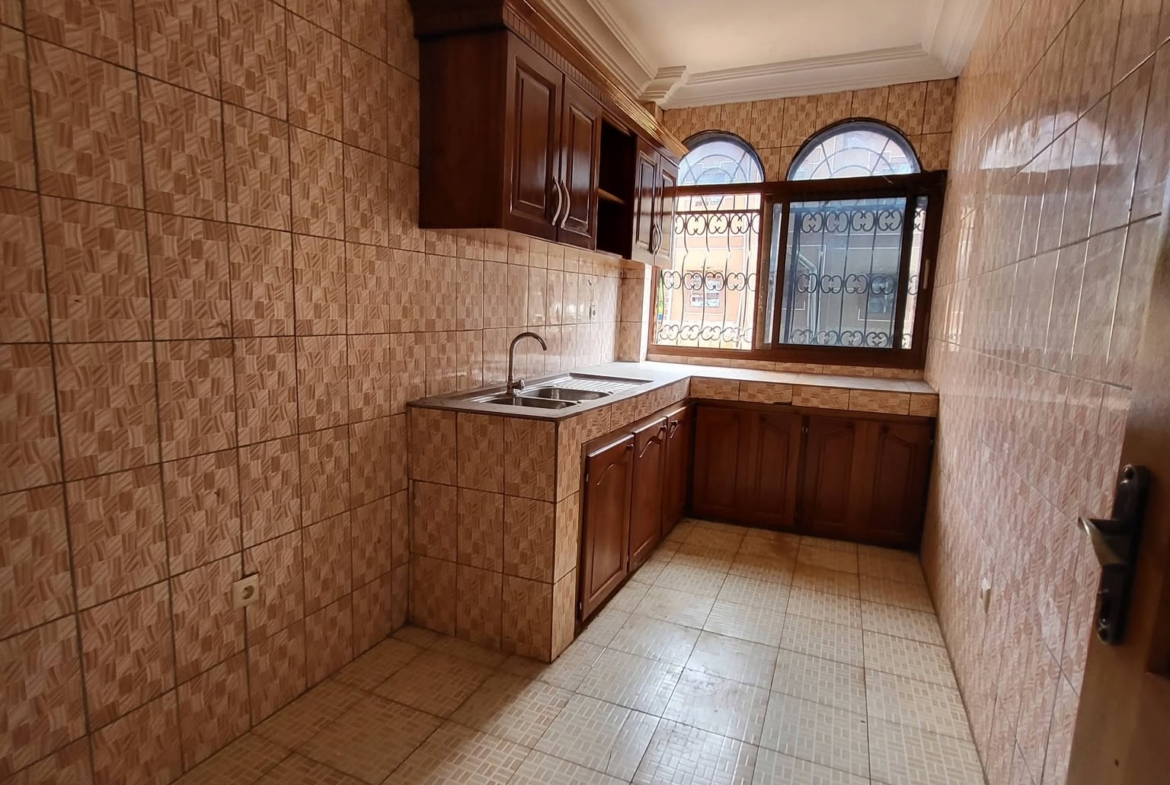 Appartement 2 chambres forage parking situé à Meyo Yaoundé