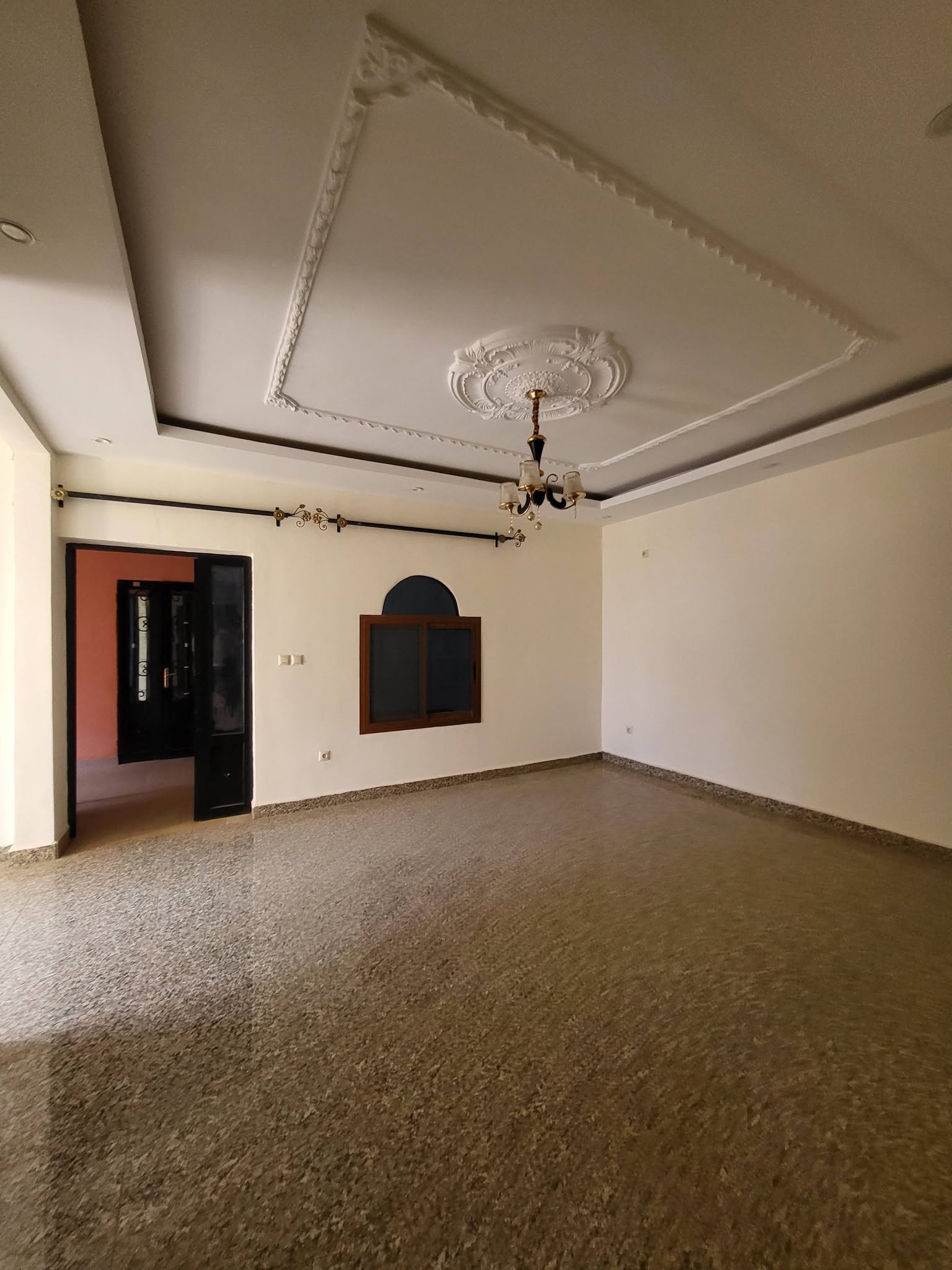 Appartement 2 chambres forage parking situé à Meyo Yaoundé