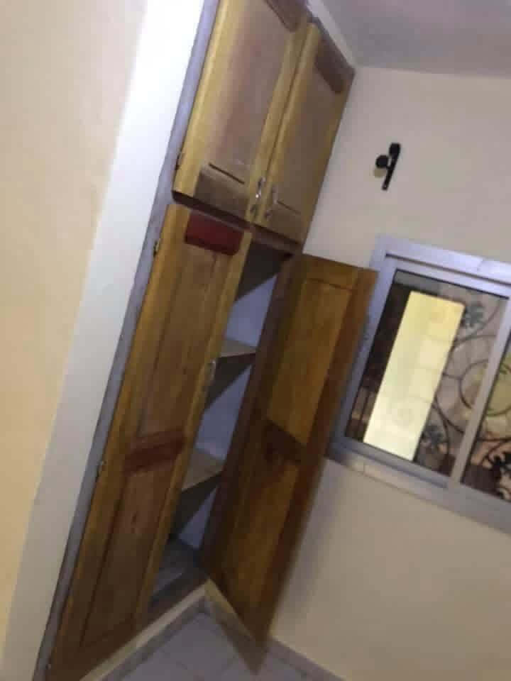 Studio moderne situé à Odza Auberge bleue en bordure de route