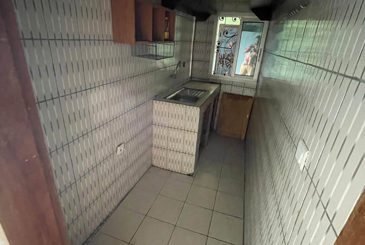 Studio moderne situé à Odza Auberge bleue en bordure de route
