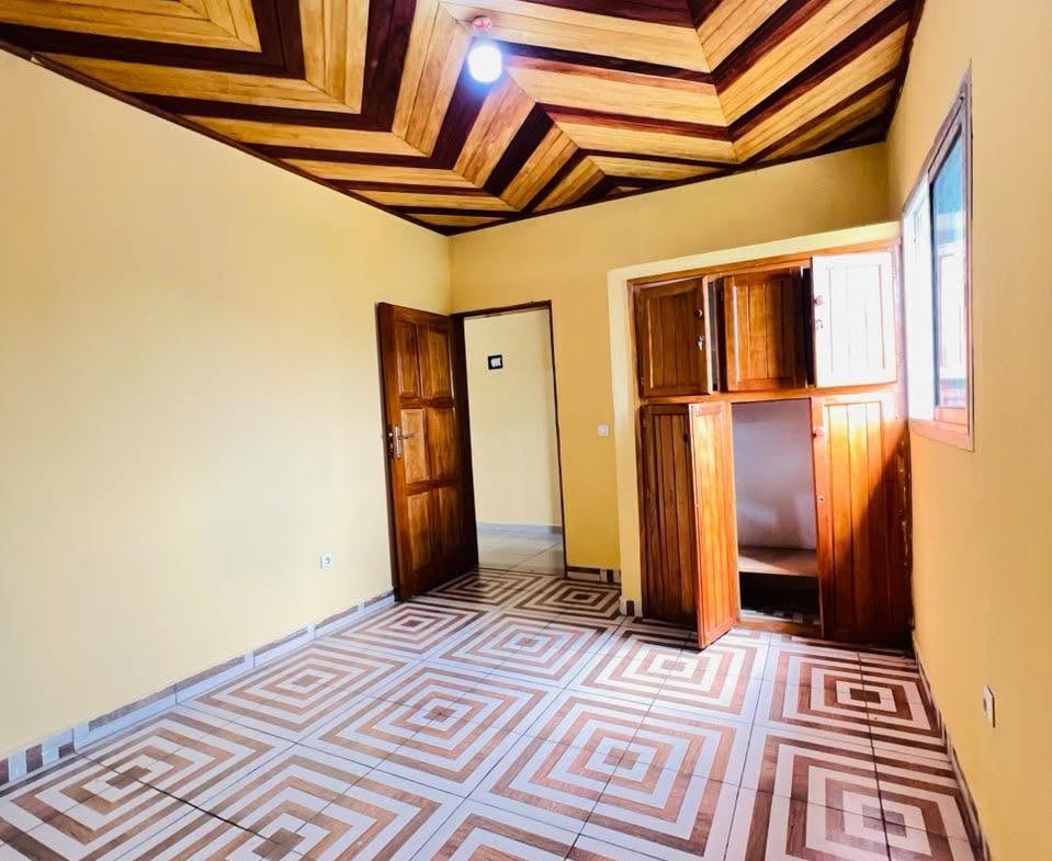 BEAU STUDIO MODERNE À LOUER À NDOGBONG 100000 FCFA