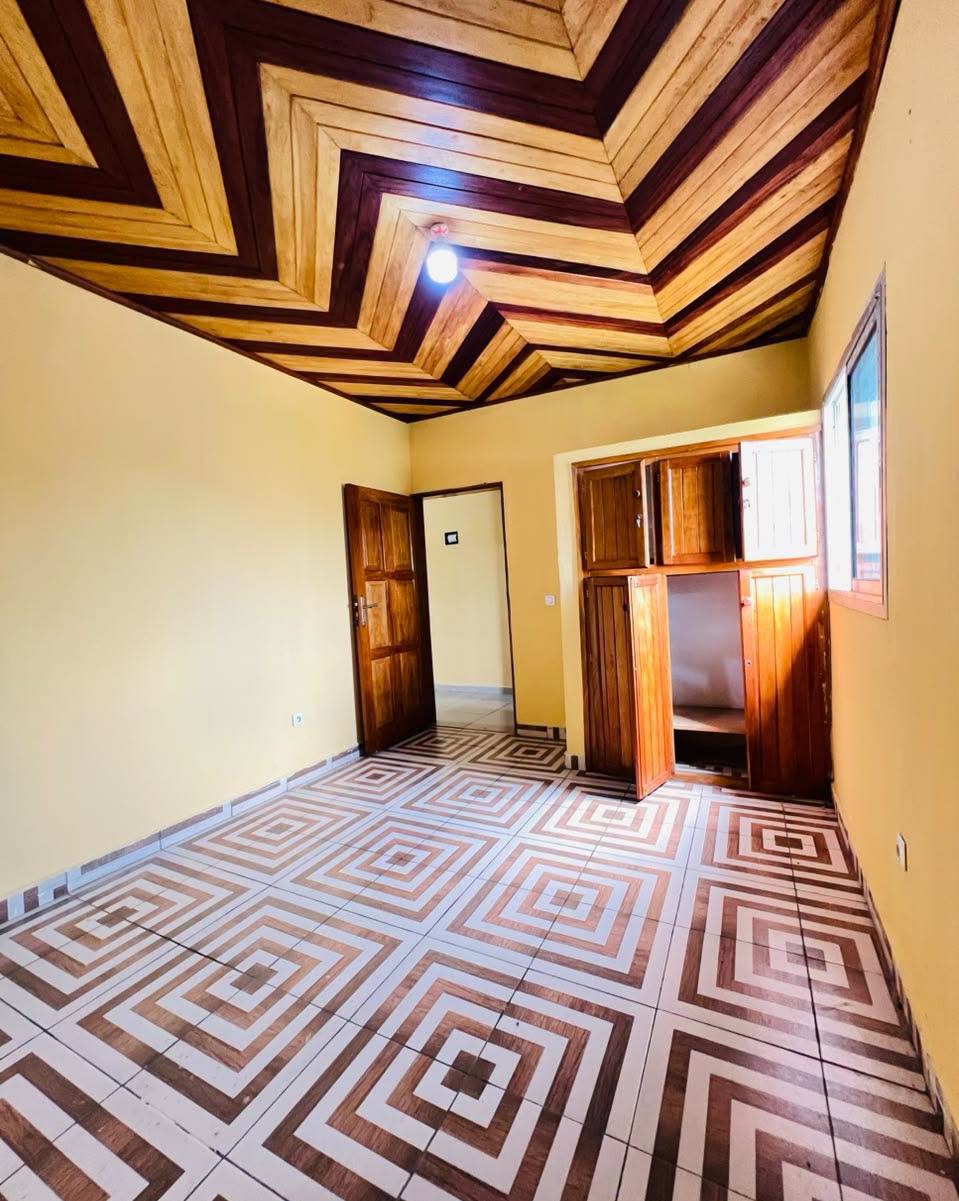 BEAU STUDIO MODERNE À LOUER À NDOGBONG 100000 FCFA