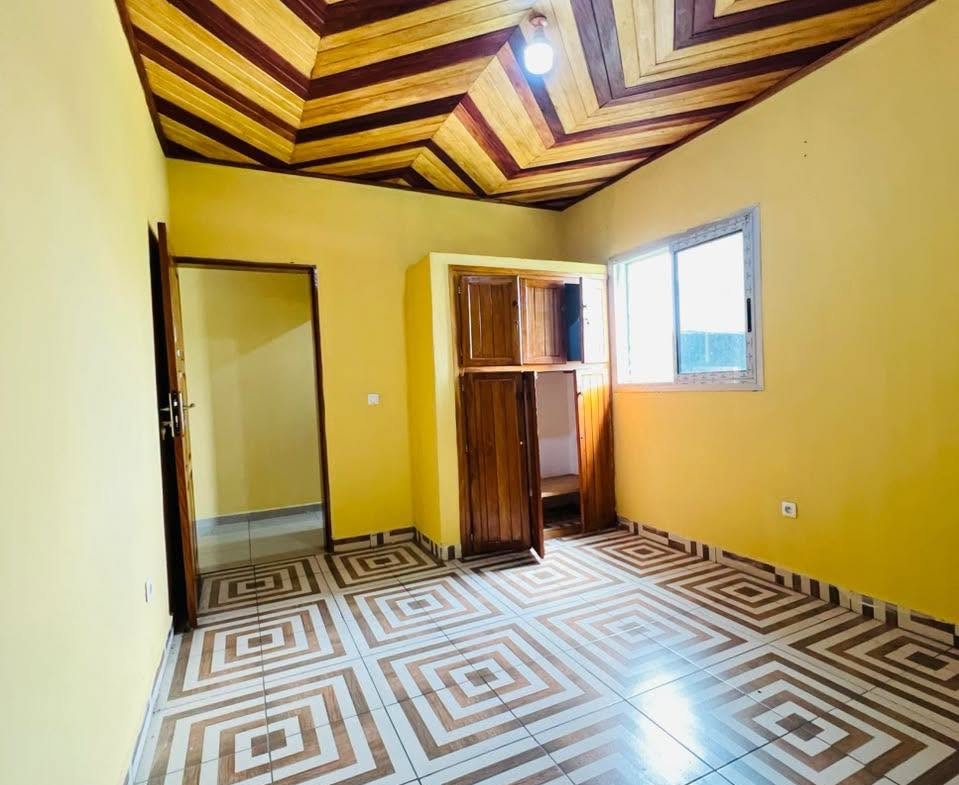 BEAU STUDIO MODERNE À LOUER À NDOGBONG 100000 FCFA
