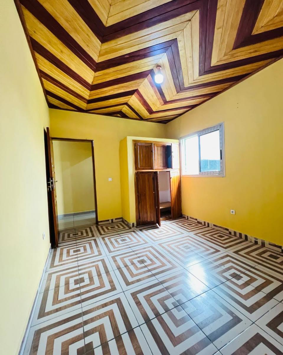 BEAU STUDIO MODERNE À LOUER À NDOGBONG 100000 FCFA