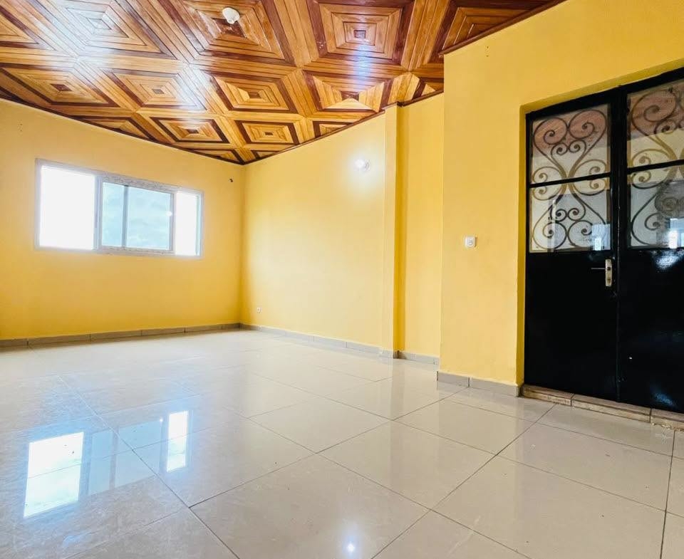BEAU STUDIO MODERNE À LOUER À NDOGBONG 100000 FCFA