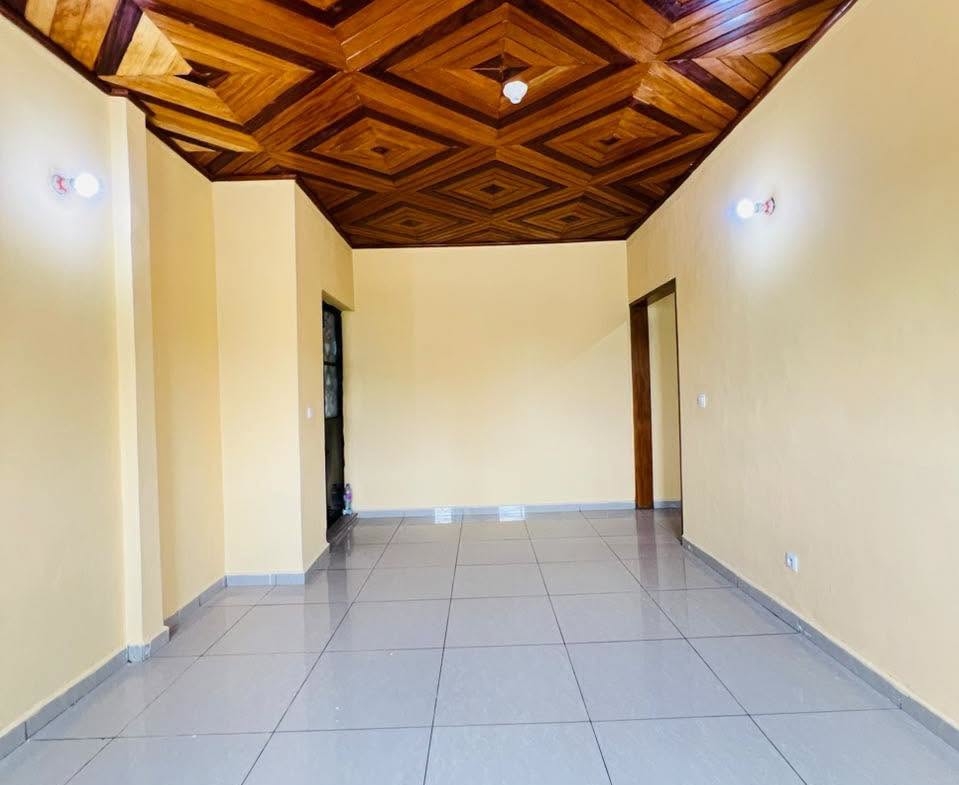 BEAU STUDIO MODERNE À LOUER À NDOGBONG 100000 FCFA
