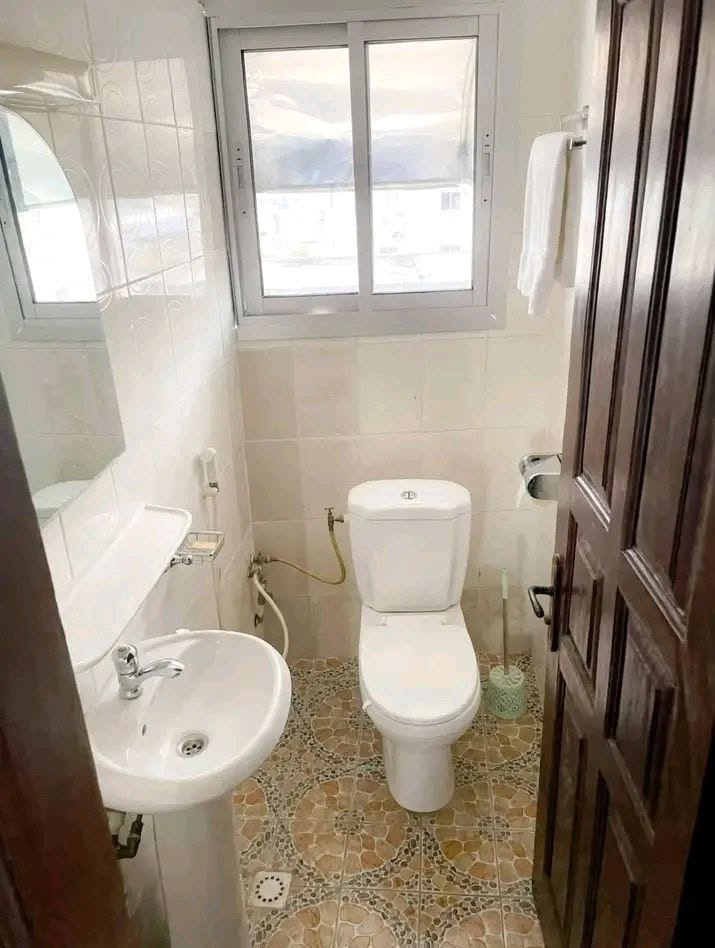 Modeste chambre meublée disponible à Mimboman