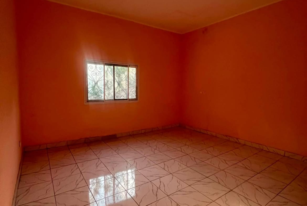 Appartement dans la barrière en face du Collège Moderne de la Benoué