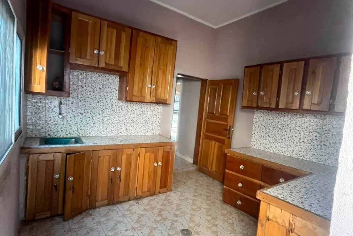 Appartement dans la barrière en face du Collège Moderne de la Benoué