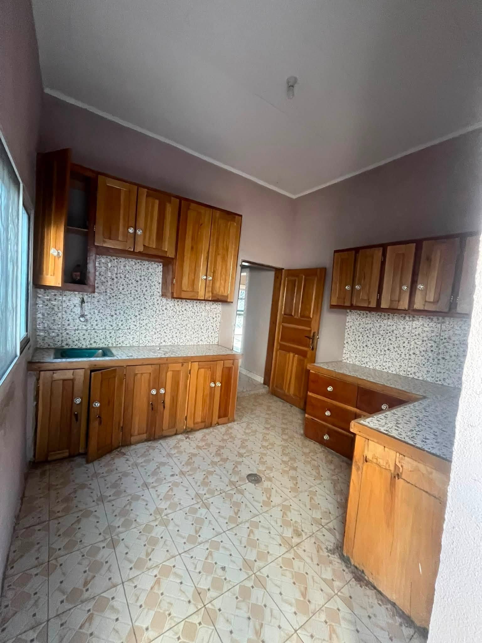 Appartement dans la barrière en face du Collège Moderne de la Benoué