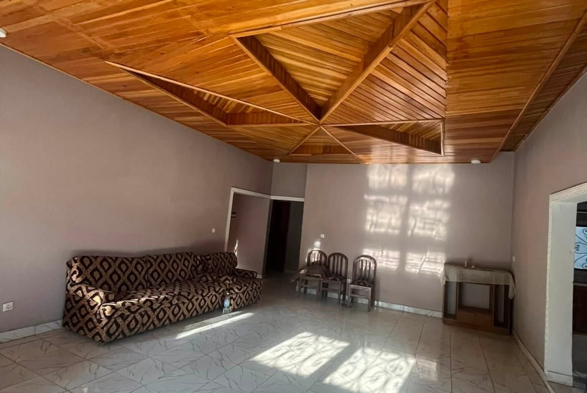Appartement dans la barrière en face du Collège Moderne de la Benoué